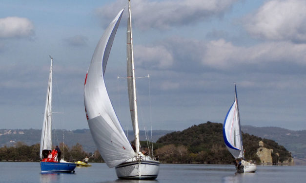 GRANDIOSA MANIFESTAZIONE SPORTIVA VELICA  SULLE ACQUE DEL LAGO DI BOLSENA