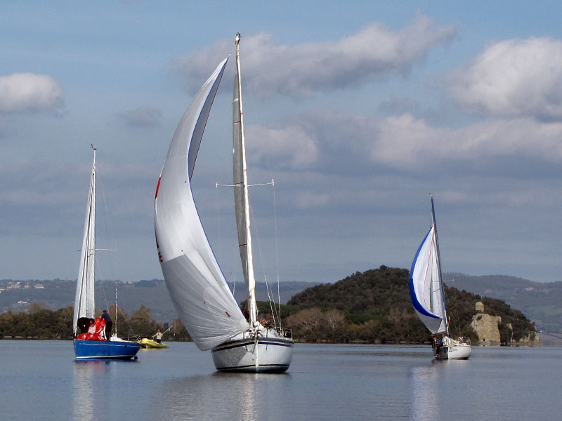 GRANDIOSA MANIFESTAZIONE SPORTIVA VELICA  SULLE ACQUE DEL LAGO DI BOLSENA